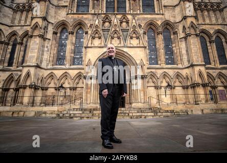 Der neue Erzbischof von York Stephen Cottrell bei einem Fotoshooting an der York Minster. Stockfoto