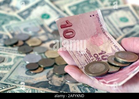 Türkische Lira versuchen Münzen und Banknoten gegen Hintergrund des amerikanischen Dollar USD Banknoten und einige russische Rubel RUB Münzen Stockfoto