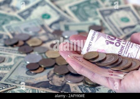 Türkische Lira versuchen Münzen und Banknoten gegen Hintergrund des amerikanischen Dollar USD Banknoten und einige russische Rubel RUB Münzen Stockfoto