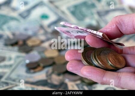 Türkische Lira versuchen Münzen und Banknoten gegen Hintergrund des amerikanischen Dollar USD Banknoten und einige russische Rubel RUB Münzen Stockfoto