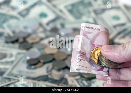 Türkische Lira versuchen Münzen und Banknoten gegen Hintergrund des amerikanischen Dollar USD Banknoten und einige russische Rubel RUB Münzen Stockfoto