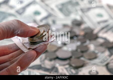 Türkische Lira versuchen Münzen und Banknoten gegen Hintergrund des amerikanischen Dollar USD Banknoten und einige russische Rubel RUB Münzen Stockfoto