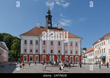 TARTU, Estland - April, 15, 2018. Alten schönen Rathaus und Platz vor, im Herzen der Altstadt. Stockfoto