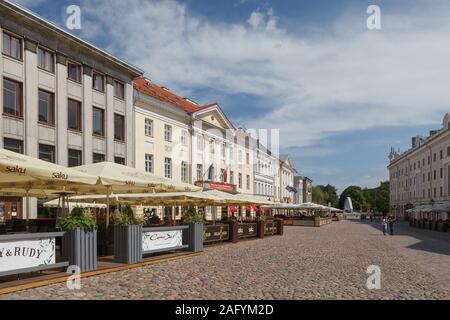 TARTU, Estland - April, 15, 2018. Alten schönen Rathaus und Platz vor, im Herzen der Altstadt. Stockfoto