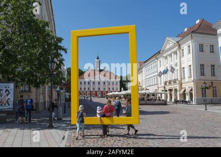 TARTU, Estland - April, 15, 2018. Alten schönen Rathaus und Platz vor, im Herzen der Altstadt. Stockfoto