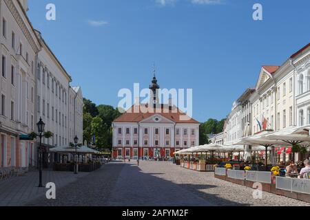 TARTU, Estland - April, 15, 2018. Alten schönen Rathaus und Platz vor, im Herzen der Altstadt. Stockfoto