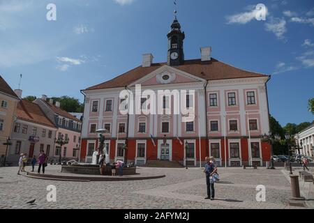 TARTU, Estland - April, 15, 2018. Alten schönen Rathaus und Platz vor, im Herzen der Altstadt. Stockfoto