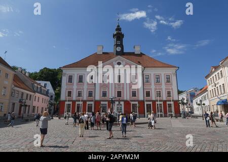 TARTU, Estland - April, 15, 2018. Alten schönen Rathaus und Platz vor, im Herzen der Altstadt. Stockfoto