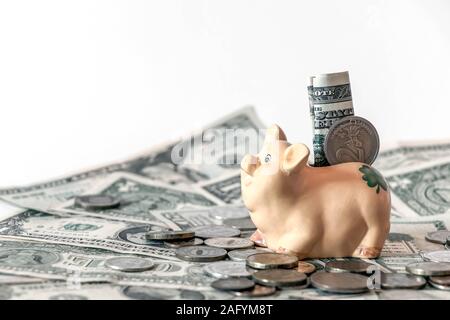 Sparschwein mit zwei Euro Münze und usd Amerikanischer Dollar Banknote und Russische Rubel internationale Währung und Wirtschaft Konzept Stockfoto