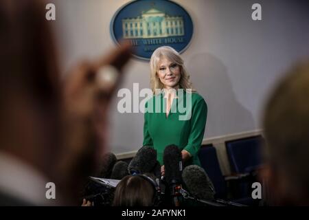 Washington, USA. 17 Dez, 2019. Berater des Präsidenten, Kellyanne Conway spricht mit Mitgliedern der Medien in der Brady Presse am 17. Dezember 2019 in Washington, DC. (Foto von Oliver Contreras/SIPA USA) Credit: Sipa USA/Alamy leben Nachrichten Stockfoto