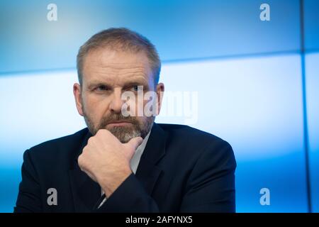 Stuttgart, Deutschland. 17 Dez, 2019. Volker Ratzmann (Bündnis 90/Die Grünen), Bevollmächtigter des Landes Baden-Württemberg beim Bund, besucht eine Regierung Pressekonferenz. Credit: Marijan Murat/dpa/Alamy leben Nachrichten Stockfoto