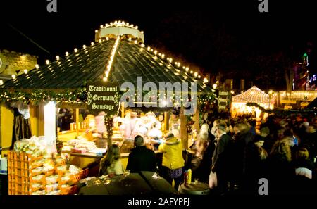 Ein typischer Weihnachtsmarkt, von oben gesehen. Stockfoto