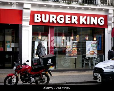 Burger King in Queensway London mit deliveroo Moped außerhalb Stockfoto