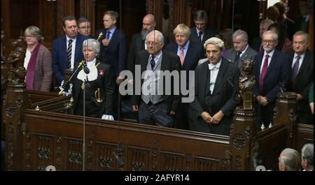 Vater des Hauses Sir Peter Bottomley (Mitte) in das House of Lords als Mitglieder des Parlaments zurück zum House of Commons, London, nachdem die Konservative Partei mit einem 80-Sitz Mehrheit bei der Bundestagswahl. Stockfoto