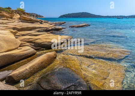 Große gelbe Steine unter Wasser in Griechenland horizontal Stockfoto