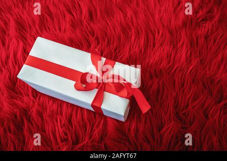 Geschenkbox in verschiedenen Farbe Papier mit Schleife umwickelt. Stockfoto