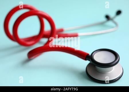 Red Arzt Stethoskop auf Blau moderne Hintergrund Stockfoto