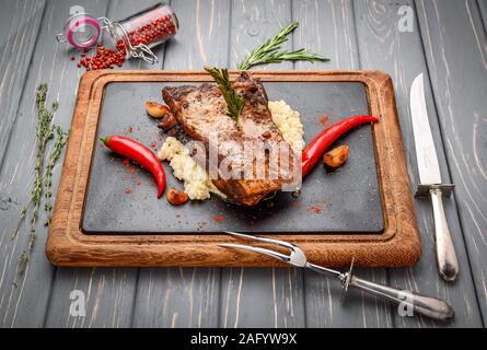 Gegrillte Schweinerippchen mit Reis Stockfoto