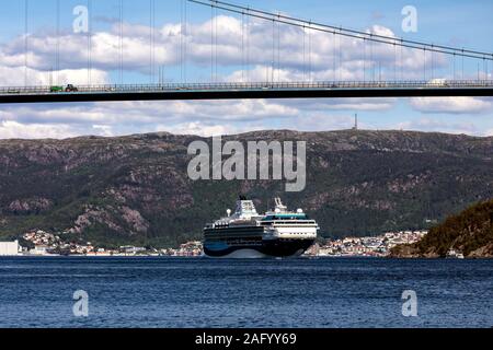 Kreuzfahrtschiff Marella Explorer Auslaufen aus dem Hafen von Bergen, Norwegen. Anfahren der Askoey Suspension Bridge. Sandviken im Hintergrund. Stockfoto