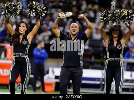 New Orleans, LA, USA. 16 Dez, 2019. Die Heiligen Sationions Cheerleadern durchführen, bevor NFL Spiel zwischen den New Orleans Saints und der New Orleans Saints bei der Mercedes Benz Superdome in New Orleans, LA. Matthew Lynch/CSM/Alamy leben Nachrichten Stockfoto