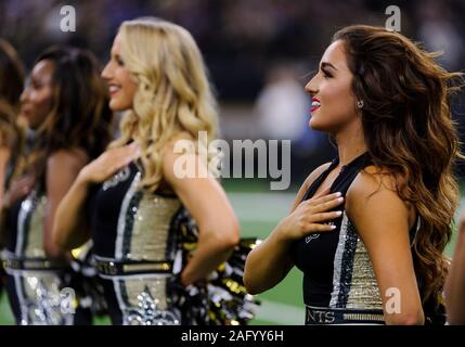 New Orleans, LA, USA. 16 Dez, 2019. Die Heiligen Sationions Cheerleadern während der Nationalhymne vor der NFL Spiel zwischen den New Orleans Saints und der New Orleans Saints bei der Mercedes Benz Superdome in New Orleans, LA. Matthew Lynch/CSM/Alamy leben Nachrichten Stockfoto