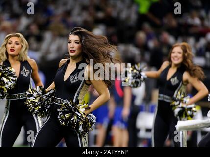 New Orleans, LA, USA. 16 Dez, 2019. Die Heiligen Sationions Cheerleadern durchführen, bevor NFL Spiel zwischen den New Orleans Saints und der New Orleans Saints bei der Mercedes Benz Superdome in New Orleans, LA. Matthew Lynch/CSM/Alamy leben Nachrichten Stockfoto