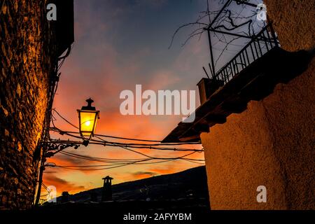 Capileira, La Alpujarra, Alpujarras, Granada, Andalusien, Spanien. Sonnenuntergang über der engen Gassen im Dorf. Stockfoto