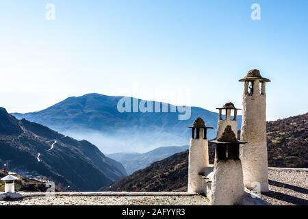 Capileira, La Alpujarra, Alpujarras, Granada, Andalusien, Spanien. Dächer mit traditionellen Kamin Töpfe. Stockfoto