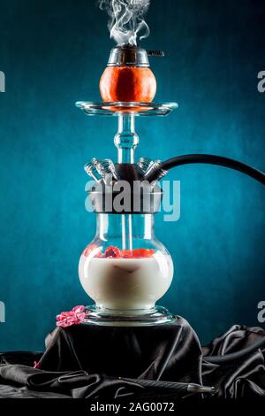 Milch Shisha mit Obst gegen einen dunklen Hintergrund mit Rauch Stockfoto