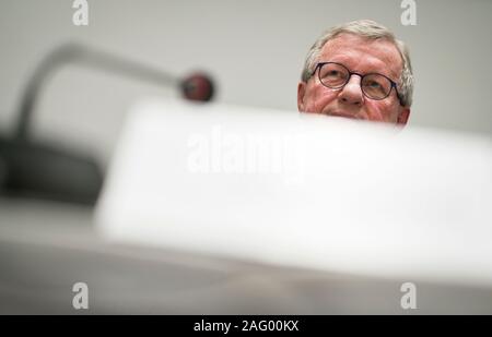 17 Dezember 2019, Hessen, Frankfurt/Main: Wilhelm Schmidt, Präsident der Arbeiterwohlfahrt (AWO), Kommentare über die Prüfung der Vorgänge auf der Frankfurter Kreisverband. Die Frankfurter Awo Kreisverband hat unter Kritik für Wochen gewesen. Die Staatsanwaltschaft ermittelt wegen des Verdachts auf Betrug und Untreue mit Mitteln der Stadt. Foto: Frank Rumpenhorst/dpa Stockfoto