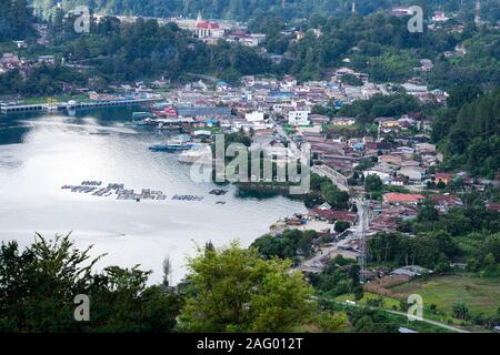 Blick auf die Stadt - Parapat aus Ajibata Motung hill Highway Stockfoto