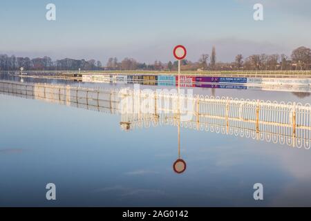 Worcester, Worcestershire, Großbritannien. 17 Dez, 2019. Worcester Pferderennbahn ist überflutet, da der Fluss Severn bricht seine Banken setzen Teile der Riverside unter mehrere Fuß tief im Wasser. Credit: Peter Lopeman/Alamy leben Nachrichten Stockfoto