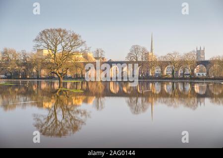 Worcester, Worcestershire, Großbritannien. 17 Dez, 2019. Worcester Pferderennbahn ist überflutet, da der Fluss Severn bricht seine Banken setzen Teile der Riverside unter mehrere Fuß tief im Wasser. Credit: Peter Lopeman/Alamy leben Nachrichten Stockfoto