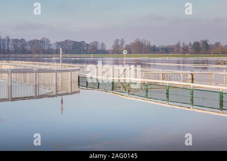 Worcester, Worcestershire, Großbritannien. 17 Dez, 2019. Worcester Pferderennbahn ist überflutet, da der Fluss Severn bricht seine Banken setzen Teile der Riverside unter mehrere Fuß tief im Wasser. Credit: Peter Lopeman/Alamy leben Nachrichten Stockfoto