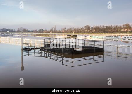 Worcester, Worcestershire, Großbritannien. 17 Dez, 2019. Worcester Pferderennbahn ist überflutet, da der Fluss Severn bricht seine Banken setzen Teile der Riverside unter mehrere Fuß tief im Wasser. Credit: Peter Lopeman/Alamy leben Nachrichten Stockfoto