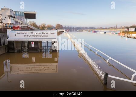 Worcester, Worcestershire, Großbritannien. 17 Dez, 2019. Worcester Pferderennbahn ist überflutet, da der Fluss Severn bricht seine Banken setzen Teile der Riverside unter mehrere Fuß tief im Wasser. Credit: Peter Lopeman/Alamy leben Nachrichten Stockfoto