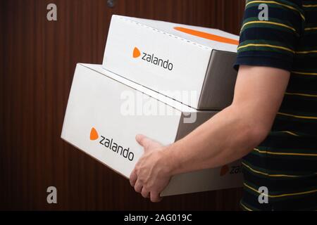 Mann, der/die Bereitstellung von Zalando Boxen. Stockfoto