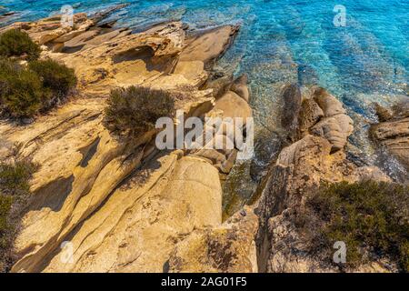 Bäume wachsen auf den Felsen und Meer in Griechenland Ansicht von oben horizontal Stockfoto