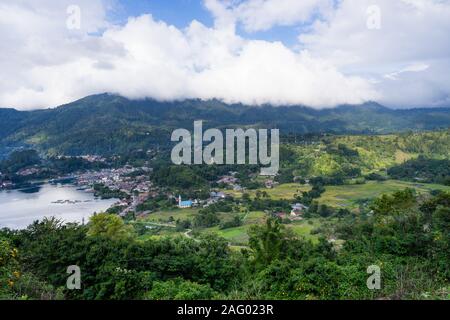 Blick auf die Stadt - Parapat aus Ajibata Motung hill Highway Stockfoto