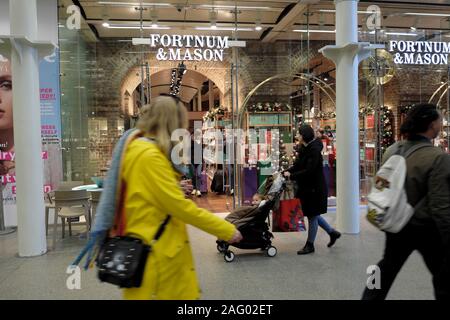 Weihnachtskäufer Menschen außerhalb Fortnum & Mason store in St. Pancras Station Shopping Mall in der Nähe von Kings Cross London England UK KATHY DEWITT Stockfoto