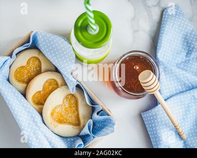 Die frischen Kekse, ein Glas Milch und Jar Stockfoto