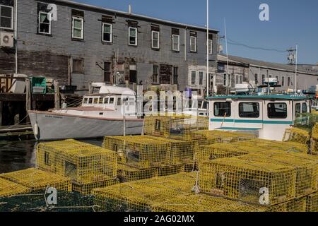 Noch ein Arbeiten am Wasser in der Innenstadt von Portland, Maine. Custom House Wharf ist ein working Waterfront dockage mit Boote, Fischer, Restaurants etc. Stockfoto