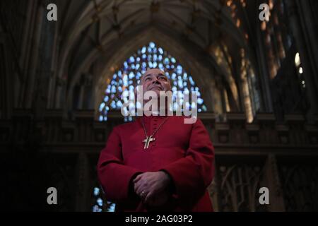 Der neue Erzbischof von York Stephen Cottrell bei einem Fotoshooting an der York Minster. Stockfoto