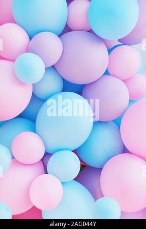 Bunte Luftballons Hintergrund, druckvolle Pastellfarbenen und Soft Focus. Rosa und Mint ballons Foto wand Geburtstag Dekoration Stockfoto