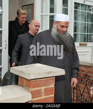 Gläubiger Muslim cleric Abu Qatada er sein Haus in Toronto North West London von home office Beamte im April 2012 begleitet vor seiner eventuellen Abschiebung. Stockfoto