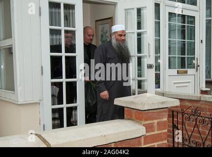 Gläubiger Muslim cleric Abu Qatada er sein Haus in Toronto North West London von home office Beamte im April 2012 begleitet vor seiner eventuellen Abschiebung. Stockfoto