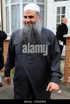 Gläubiger Muslim cleric Abu Qatada er sein Haus in Toronto North West London von home office Beamte im April 2012 begleitet vor seiner eventuellen Abschiebung. Stockfoto