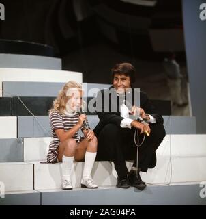 Gala-Abend Pop 1971, Musiksendung, Deutschland 1971 Mitwirkende: Roy Black und die kleine Anita Hegerland Stockfoto