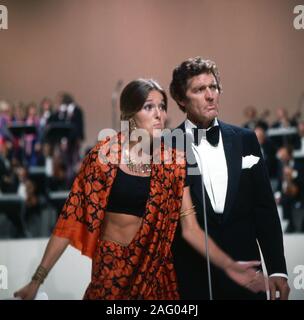 Gala-Abend Pop 1971, Musiksendung, Deutschland 1971, Moderatorenpaar des Abends: Eva Renzi und Paul Hubschmid Stockfoto