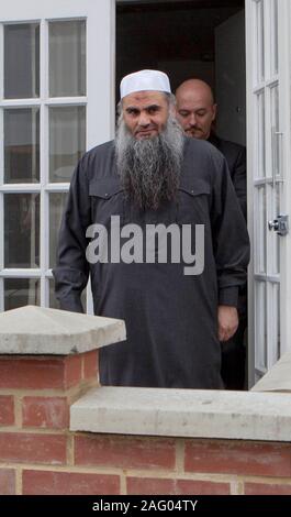 Gläubiger Muslim cleric Abu Qatada er sein Haus in Toronto North West London von home office Beamte im April 2012 begleitet vor seiner eventuellen Abschiebung. Stockfoto